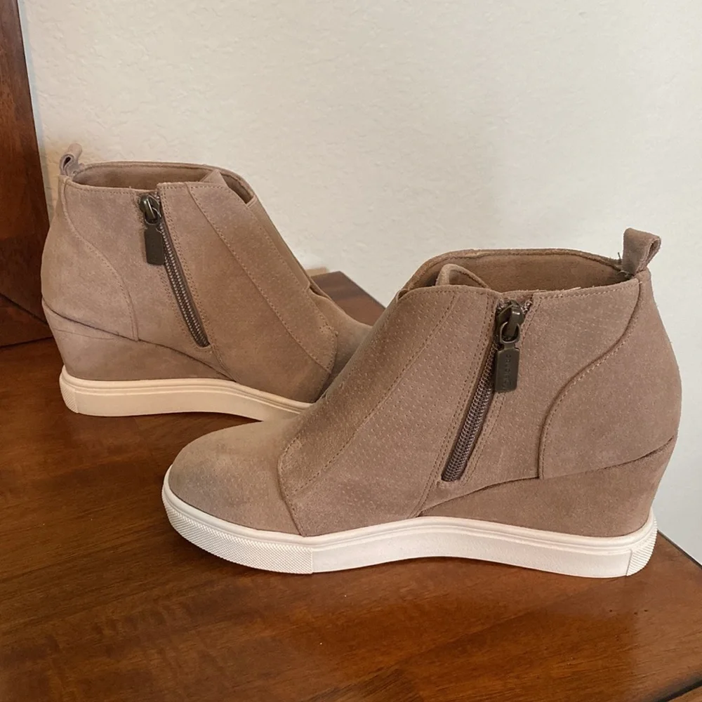Blondo Gatsby Wedge Waterproof Sneakers Size 5.5 M